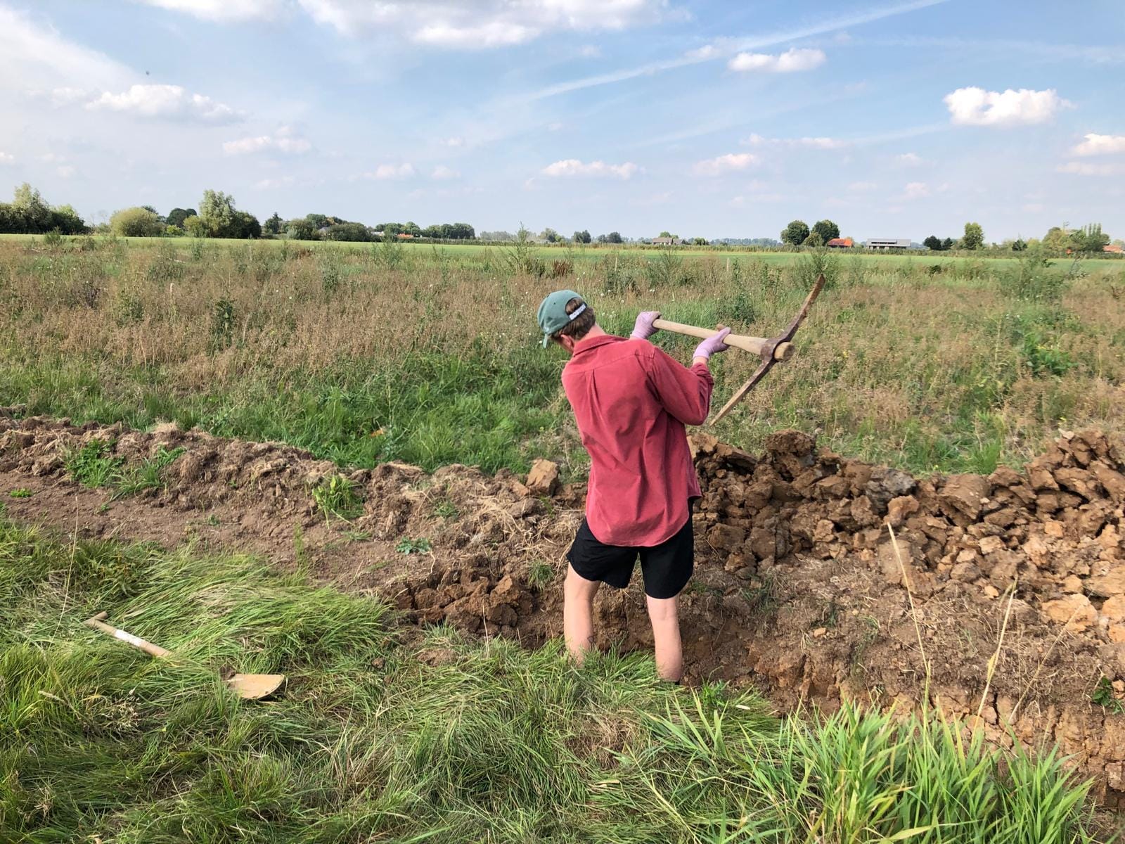 Aan het werk op het land van Pluktuin Meraki